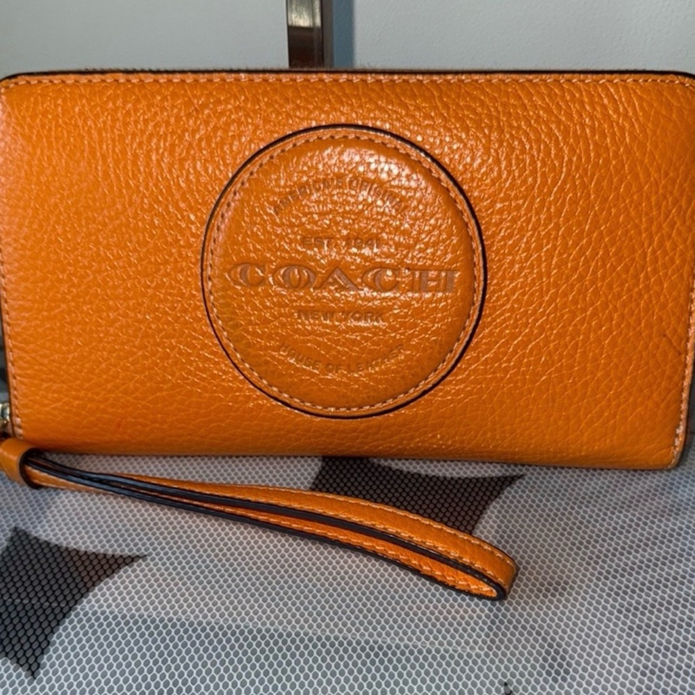 ✨💎EUC💎✨COACH PEBBLED LEATHER LARGE WRISTLET! - Picture 3 of 10